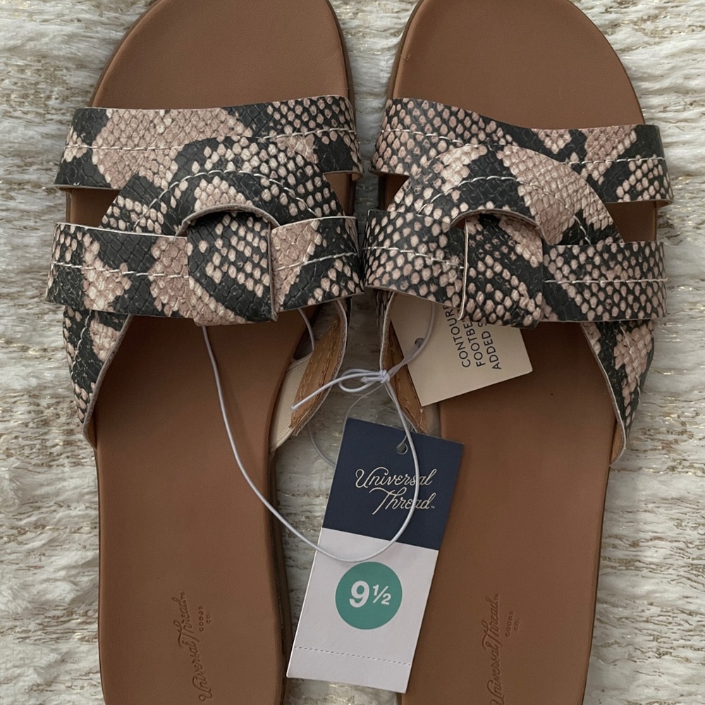 🚫NOT AVAILABLE🚫 Universal Thread Snake Print Sandals
